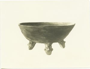 Topf aus Patamban, Zahuayo und Obsidianflocken, Hügel von Guadalupe, Etzatlan, Churumuco, Michoacán, Mexiko von Adela Breton