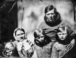 Dänischer Beamter (Hans Elberg) und Familie von Admiral Edward Augustus Inglefield