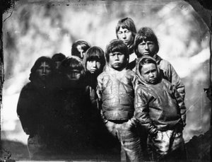 Gruppenporträt von Inuit-Jungen von Admiral Edward Augustus Inglefield