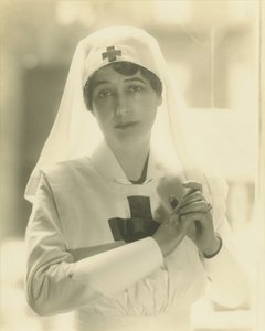 Lady Duff-Gordon als Krankenschwester (Platinabzug)