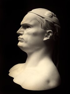 Büste, die das Porträt von Benito Mussolini darstellt, Werk von Adolfo Wildt