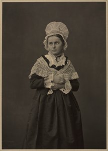 Frau im Lothringer Kleid