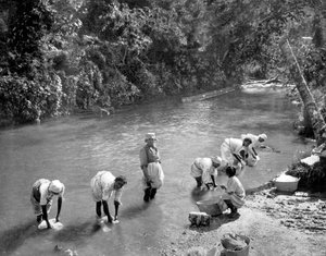 Frauen waschen Kleidung im Fluss, Port Antonio, Jamaika, um 1905 von Adolphe Duperly and Son