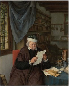 Ein Anwalt, der an einem Tisch sitzt und einen Brief liest