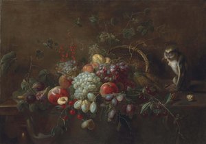 Trauben, Äpfel, Pflaumen, Feigen und anderes Obst auf einem teilweise drapierten Holztisch, ein Affe isst Walnüsse neben einem umgestürzten geflochtenen Korb