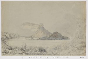 Ansicht von Lontar auf Banda Neira und rauchenden Gunungapi, Banda-Inseln, Zentral-Molukken