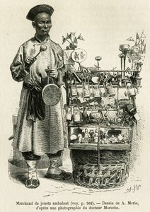 Der Spielzeughändler schlägt auf einen Kupfergong, um auf seine Puppen, Autos, Seidenschmetterlinge und Pfeifen aufmerksam zu machen, die das Orientalische Blumentor des Kaiserpalastes in Peking entlanggehen. Gravur nach A. Maries Zeichnung, zur Illustrati