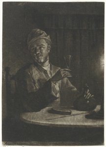 Mann mit erhobenem Glas
