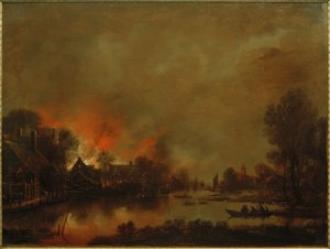 Nächtliche Kanallandschaft mit Feuer in einem Dorf