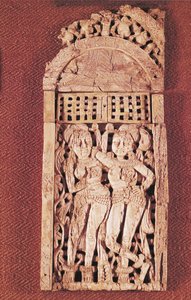 Indische geschnitzte Tafel mit zwei weiblichen Figuren unter einem Torana, aus Begram, Afghanistan, 1.-2. Jahrhundert