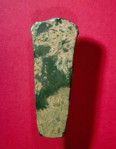 Gallische Kunst: Kupferaxt aus der Bronzezeit, 800 v. Chr. Saint Germain en Laye, Museum für Nationalarchäologie