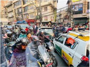 Verkehr in Kathmandu von Agnes Girardon