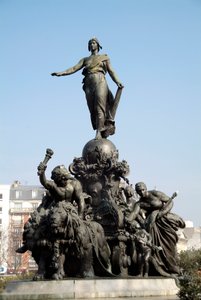 Der Panzer der Nation oder Triumph der Republik. Symbol des allgemeinen Wahlrechts. Stehend auf einem von zwei Löwen (Symbol der Volkskraft) gezogenen Panzer ist Marianne von den Allegorien der Arbeit, Gerechtigkeit, Frieden und Fülle umgeben
