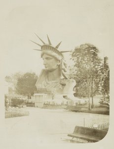 Kopf der Freiheitsstatue im Park in Paris ausgestellt, 1883