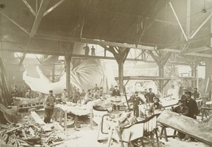 Männer in einer Werkstatt, die Kupferplatten für den Bau der Freiheitsstatue hämmern, 1883 von Albert Fernique