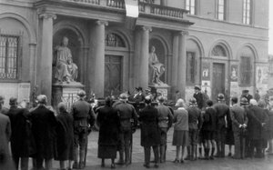 Menschenmenge auf der Piazza Duomo anlässlich des Besuchs von König Vittorio Emanuele III. in Florenz von Alberto Fierli