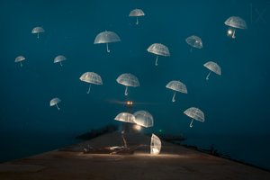 Nacht der schwebenden Regenschirme von Alexandar Lazarov