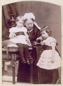 Königin Victoria mit zwei ihrer Enkelkinder, April 1886 von Alexander Bassano