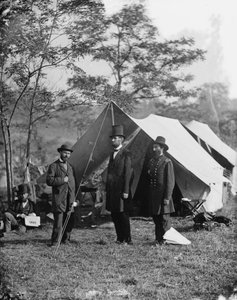Abraham Lincoln mit Allan Pinkerton und Generalmajor John A. McClernand, 1862 von Alexander Gardner