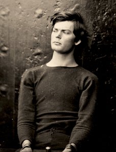 Lewis Powell in Handfesseln an Bord der USS Saugus, 1865 von Alexander Gardner