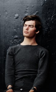 Lewis Powell in Handfesseln an Bord der USS Saugus, 1865 von Alexander Gardner