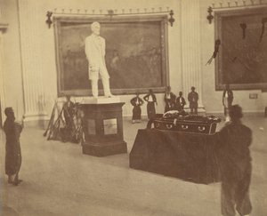 [Thaddeus Stevens aufgebahrt in der Rotunde des Kapitols in Washington] von Alexander Gardner