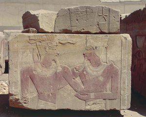 Ägypten, Karnak, bemaltes Relief von Hatschepsut als Pharao und Gott Amon