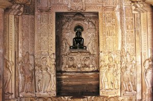 Eingang und Altar, Parshvanatha-Tempel, Khajuraho-Gruppe der Monumente (UNESCO-Welterbeliste)