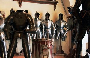 Ausstellung antiker Rüstungen, Waffenkammer der Burg Churburg, Schluderns, Vinschgau, Trentino-Südtirol, Italien von Nicolas Toussaint Charlet