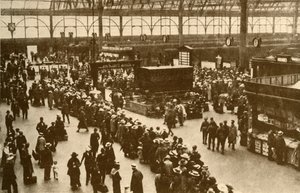 Eine Schlange von Urlaubern, die auf Züge am Waterloo-Bahnhof in London warten, 1930
