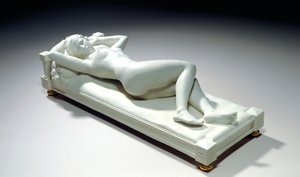 Sevres-Biskuitfigur einer liegenden Nackten, 