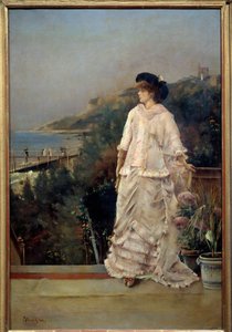 Porträt einer Frau auf einer Terrasse am Meer