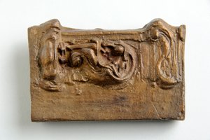 Maquette für ein Panel mit einer sitzenden Figur (bemalter Gips)