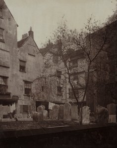 St. Bartholomews: Der Kirchhof in Richtung Cloth Fair von Alfred H. Bool
