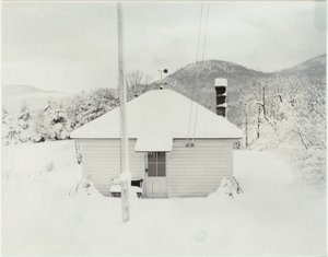 Erster Schnee und das kleine Haus von Alfred Stieglitz