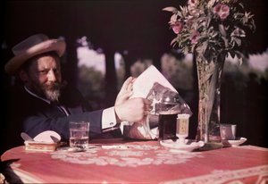 Frank Eugene am Tisch sitzend, 1907 von Alfred Stieglitz