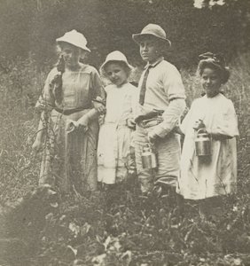 Ohne Titel (Flora, Elizabeth, Howard & Kitty auf einem Feld in Lake George) von Alfred Stieglitz