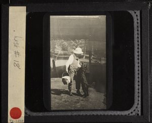 Ohne Titel (Nichte Elizabeth mit "Inky" in Oaklawn) von Alfred Stieglitz