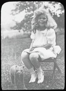 Ohne Titel Georgia E. mit Teddybär, ca. 1916