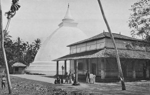 Kelaniya-Tempel und Dagoba, um 1890, 1910 von Alfred William Amandus Plate