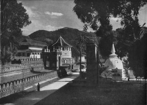 Der Tempel des Heiligen Zahns und Dagoba, Kandy, Ceylon von Alfred William Amandus Plate
