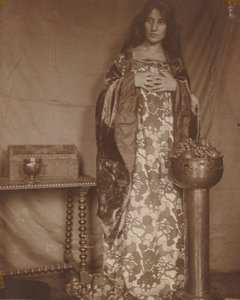 Porträt von Alice Dieudonne Chase, ca. 1906 von Alice Gerson Chase