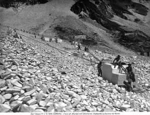 Eine Phase der Marmorverarbeitung in den Steinbrüchen bei Carrara von Fratelli Alinari