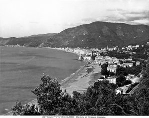 Panoramablick auf die Stadt Alassio, Provinz Savona, ca. 1915-20 von Fratelli Alinari