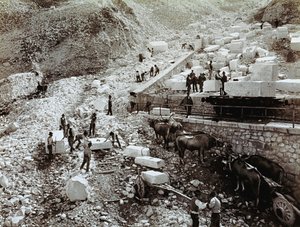 Bahnhof mit Arbeitern, die Marmorblöcke auf Eisenbahnwaggons laden, drei Ochsenpaare mit Transportwagen sind sichtbar (s/w Foto) von Fratelli Alinari
