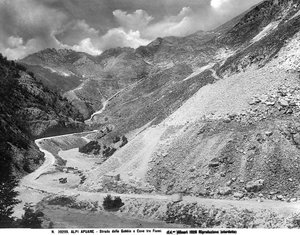 Blick auf die Gobbie-Straße mit den Marmorbrüchen in der Ortschaft Tre Fiumi in den Apuanischen Alpen in Garfagnana (LU)