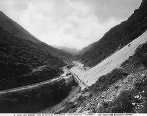 Blick auf das Valle del Serra von der Desiata-Brücke mit den Marmorbrüchen entlang des Straßenabschnitts Seravezza-Trambiserra in den Apuanischen Alpen