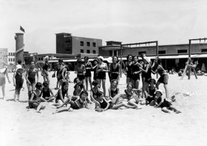 Villa Rosa Maltoni Mussolini: Schülerinnen im Sommerlager am Strand von Fratelli Alinari