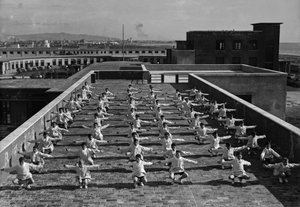 Villa Rosa Maltoni Mussolini: junge Schülerinnen beim Turnen (s/w Foto) von Fratelli Alinari