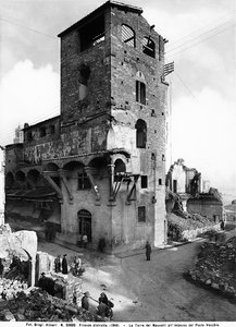 Zweiter Weltkrieg: Schäden durch den Bombenangriff am Mannelli-Turm am Ende der Ponte Vecchio in Florenz. Dieses Foto war früher Teil der Brogi-Sammlung, gehört aber jetzt zur Alinari-Sammlung von Fratelli Alinari